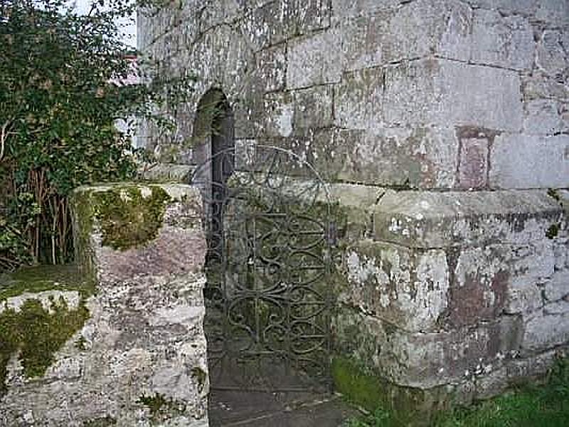 Torre de la antigua iglesia de Ibio